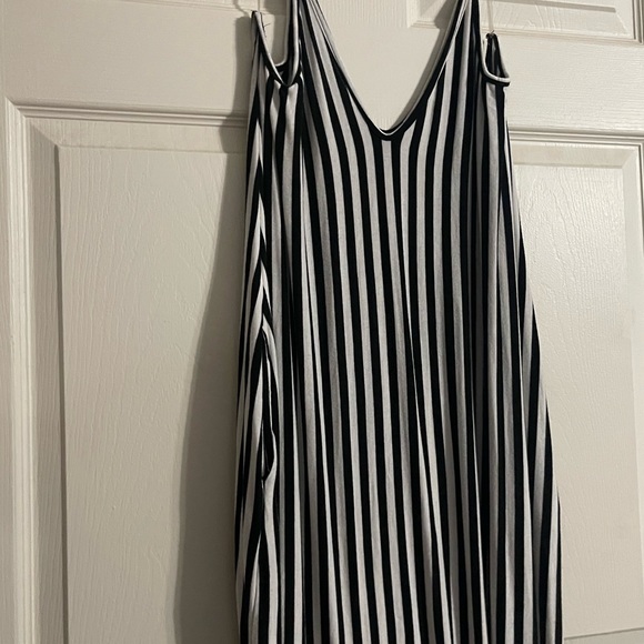 Love In Black & White Vertical Strips Maxi with pockets - Picture 3 of 5